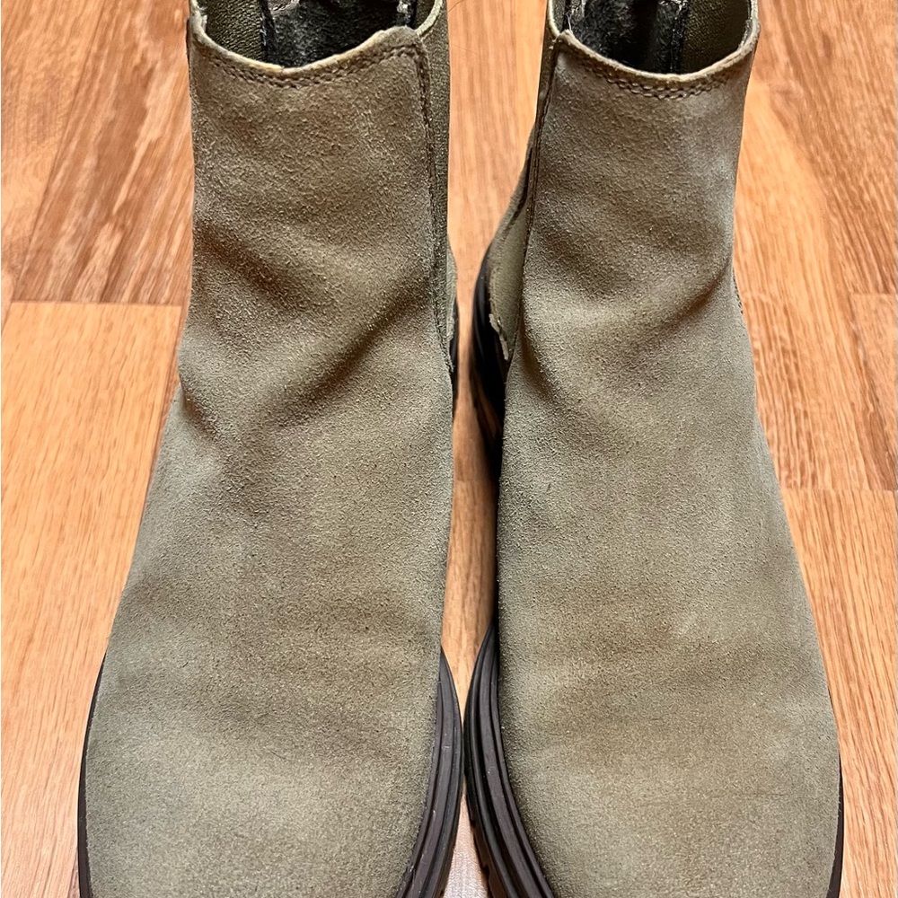 Women's Suede Chelsea Boots - Tan